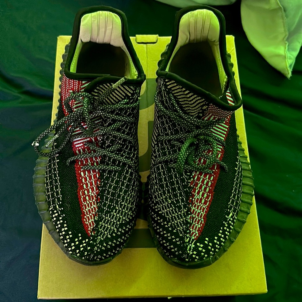 yeezy 350‘a size 7/12 in men’s converts to 8.5 in women’s